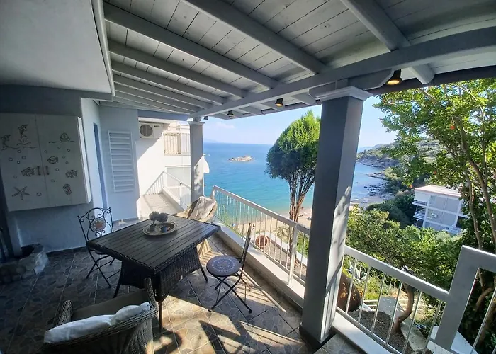 Balcony By The Sea Apartment *